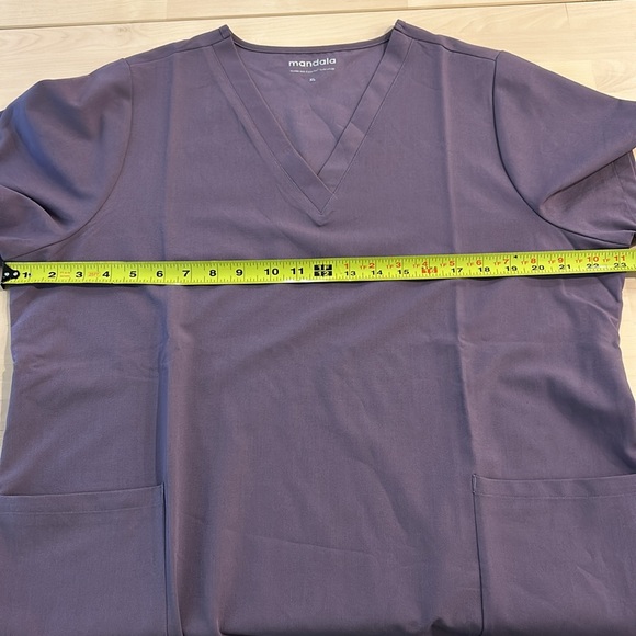 ๐ Mandala Scrubs Six Pocket Scrub Top XL Dewberry New NWOT - Picture 10 of 14